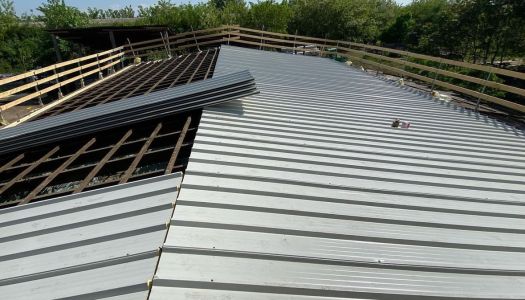 Pareti in gesso sono in fase di rifinitura per la tinteggiatura nella nuova abitazione.